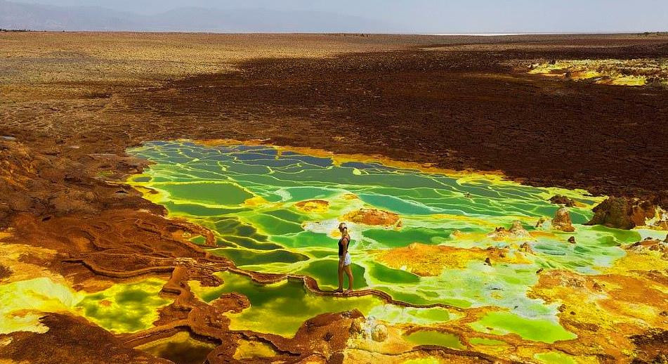 Nơi đây còn được cho là "cái nôi của nhân loại" sau khi hóa thạch hominin, một tông trong phân họ Người có niên đại 3,2 triệu năm, được tìm thấy. Cặp đôi nắm tay nhau đi khắp thế giới Bridget Thackwray (25 tuổi) và Topher Richwhite (33 tuổi) đến từ New Zealand đã tới vùng trũng Danakil và dạo bộ bằng chân trần quanh các hồ nước sủi bọt này.