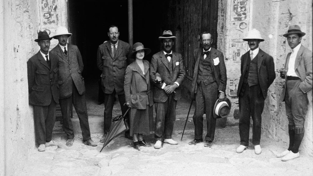 22 người có mặt tại thời điểm mở lăng mộ Tutankhamun hoặc có liên quan đến phát hiện này đều qua đời một cách kỳ lạ như bá tước xứ Carnarvon - người tài trợ cho dự án khai quật lăng mộ chết vì nhiễm trùng máu sau khi bị muỗi cắn.