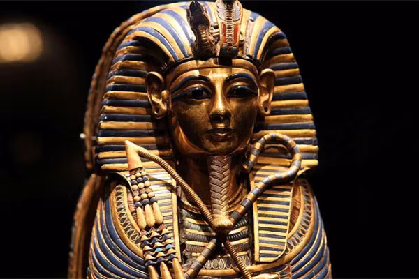 Lời nguyền này được cho là có thật khi nhóm của của ông Carter phát hiện một phiến đất sét trong căn phòng nhỏ phía trước lăng mộ.