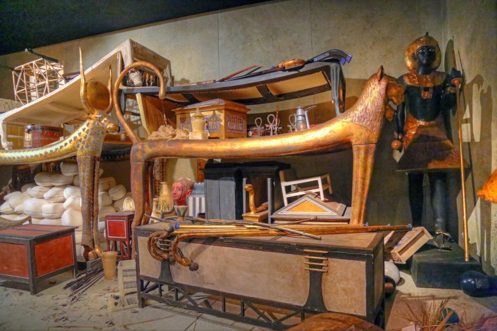 Trước hàng loạt cái chết kỳ lạ và bí ẩn, người ta tin rằng họ là nạn nhân của lời nguyền lăng mộ vua Tutankhamun. Dư luận suy đoán ông Carter "đánh thức" lời nguyền lăng mộ vua Tutankhamun khi mở cửa, phá vỡ sự bình yên tại nơi an nghỉ ngàn thu của ông.