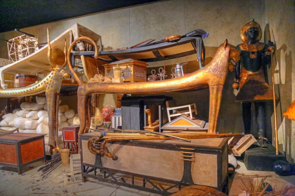 Trước hàng loạt cái chết kỳ lạ và bí ẩn, người ta tin rằng họ là nạn nhân của lời nguyền lăng mộ vua Tutankhamun. Dư luận suy đoán ông Carter "đánh thức" lời nguyền lăng mộ vua Tutankhamun khi mở cửa, phá vỡ sự bình yên tại nơi an nghỉ ngàn thu của ông.