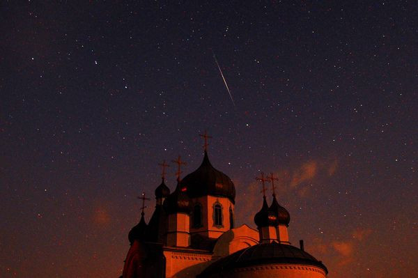 Bên trên nóc một nhà thờ Chính Thống Giáo ở Belarus, sao băng Perseid vút nhanh qua bầu trời. Ảnh: Sergei Gapon/AFP