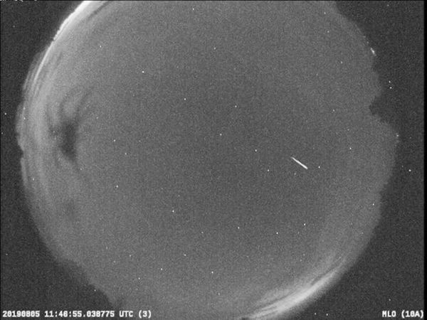 Một đài quan sát của NASA trong lúc chụp lại ảnh của vệt sao băng Perseid lướt ngang bầu trời, đã vô tình tóm được đám mây đen có hình dạng như một con nhện ở bên trái ảnh. Ảnh: NASA