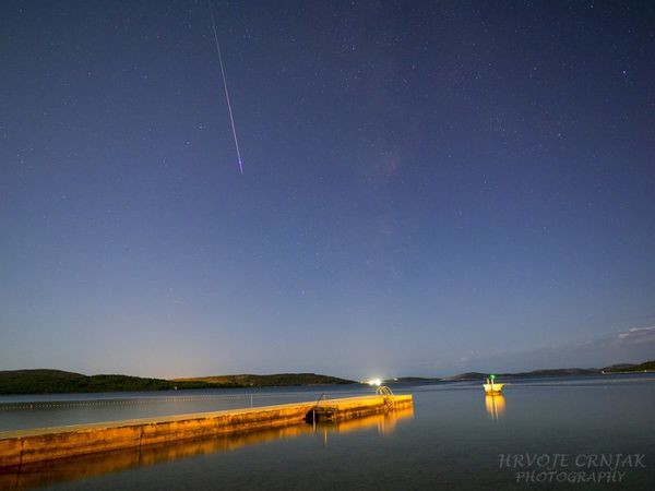 Sao băng Perseid ở một hồ nước tại Šibenik, Croatia. Ảnh: Hrvoje Crnjak