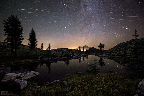 Mưa sao băng Perseid thắp sáng bầu trời trên núi Shasta, bang California. Ảnh: Brad Goldpaint (Goldpaint Photography)