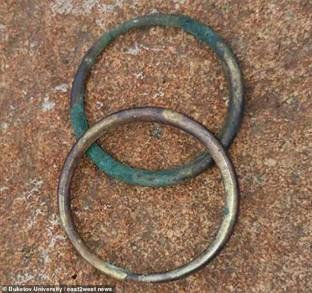 Thế nhưng, hai người này được chôn cất trong tư thế ôm nhau, mặt đối mặt khi sang thế giới bên kia khiến giới chuyên gia đặc biệt chú ý.