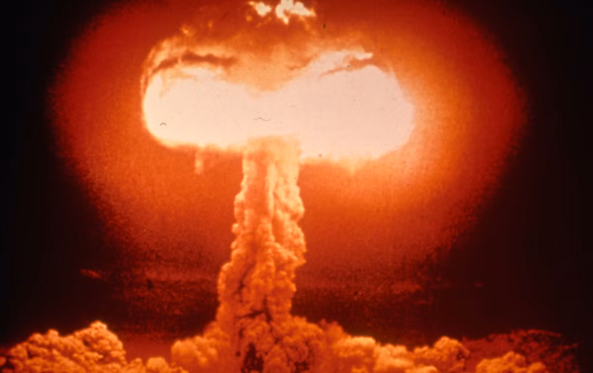 Trường hợp điển hình là việc vũ khí hạt nhân được sử dụng trong Chiến tranh thế giới 2 đã chứng minh sức hủy diệt khủng khiếp của nó.