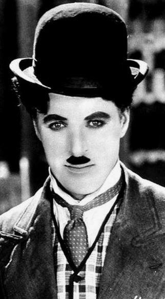 Trên thực tế, Vua hề Sác-lô Charlie Chaplin gây ấn tượng với công chúng với nhân vật Tramp mà ông thể hiện.