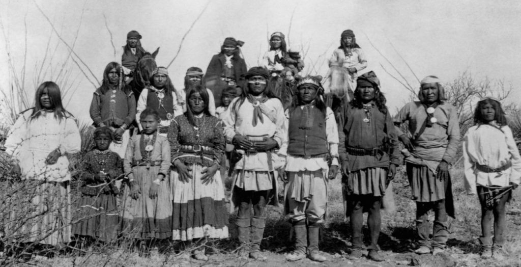 Thế nhưng, lần này, nhóm của Penalta bị các thành viên bộ lạc Apache tấn công và giết toàn bộ. Kể từ đó, tung tích kho báu vàng là một ẩn số.