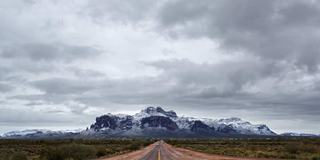 Núi Mê Tín (Superstition mountains) hay còn được biết đến với tên gọi “Mỏ Người Hà Lan Mất tích" (Lost Dutchman Mine) nằm ngay phía đông Phoenix, bang Arizona, Mỹ. Nơi đây được biết đến với huyền thoại về kho báu vàng khổng lồ.