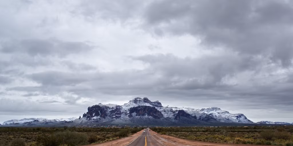 Núi Mê Tín (Superstition mountains) hay còn được biết đến với tên gọi “Mỏ Người Hà Lan Mất tích" (Lost Dutchman Mine) nằm ngay phía đông Phoenix, bang Arizona, Mỹ. Nơi đây được biết đến với huyền thoại về kho báu vàng khổng lồ.