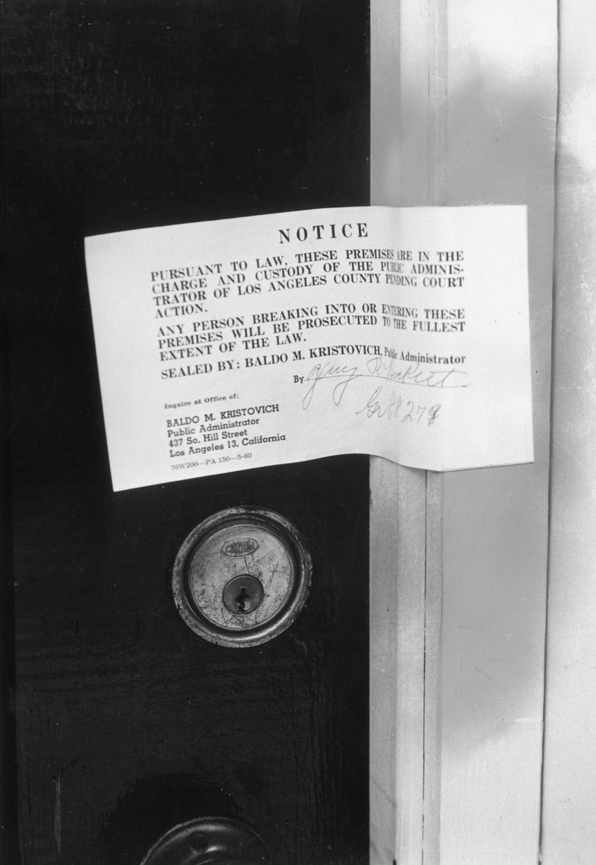 Cảnh sát dán giấy lên cửa nhà của Marilyn với nội dung cấm người ngoài đột nhập vào bên trong làm hỏng hiện trường.