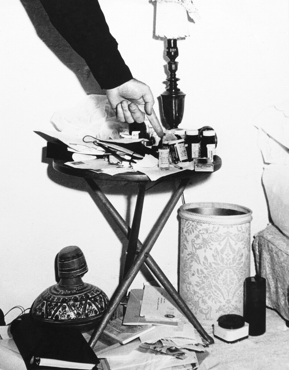 Tại nhà của Marilyn, cảnh sát phát hiện nhiều lọ thuốc rỗng trên bàn nhỏ phía đầu giường. Chúng được xác định là thuốc được Marilyn sử dụng để điều trị chứng trầm cảm.