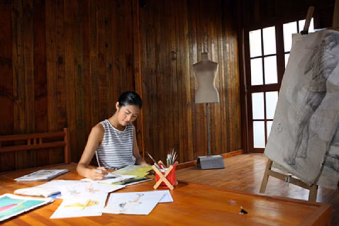 Căn phòng riêng của Ngọc Hân. Cô tốt nghiệp trường Đại học Mỹ thuật công nghiệp và hiện đang là một trong những NTK được chú ý trong làng thời trang Việt Nam.