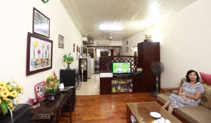 Nhà hoa hậu Đỗ Mỹ Linh trên tầng 2 của một khu tập thể ở phố Hàng Đào. Đây là một trong những con phố tập nập nhất của chốn Hà Thành.