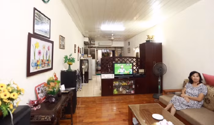 Nhà hoa hậu Đỗ Mỹ Linh trên tầng 2 của một khu tập thể ở phố Hàng Đào. Đây là một trong những con phố tập nập nhất của chốn Hà Thành.