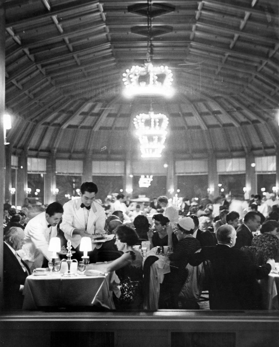 Nhân viên khách sạn ấn tượng với Kate bởi cô có ngoại hình xinh đẹp nhưng gương mặt lộ rõ vẻ u buồn. Cô nói với nhân viên rằng đang đợi một người.