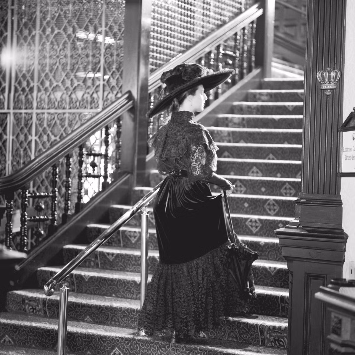 Kể từ sau cái chết của Kate, một số hiện tượng kỳ bí, rùng rợn xảy ra tại khách sạn Coronado, đặc biệt là căn phòng ở tầng 3 mà cô tự sát.