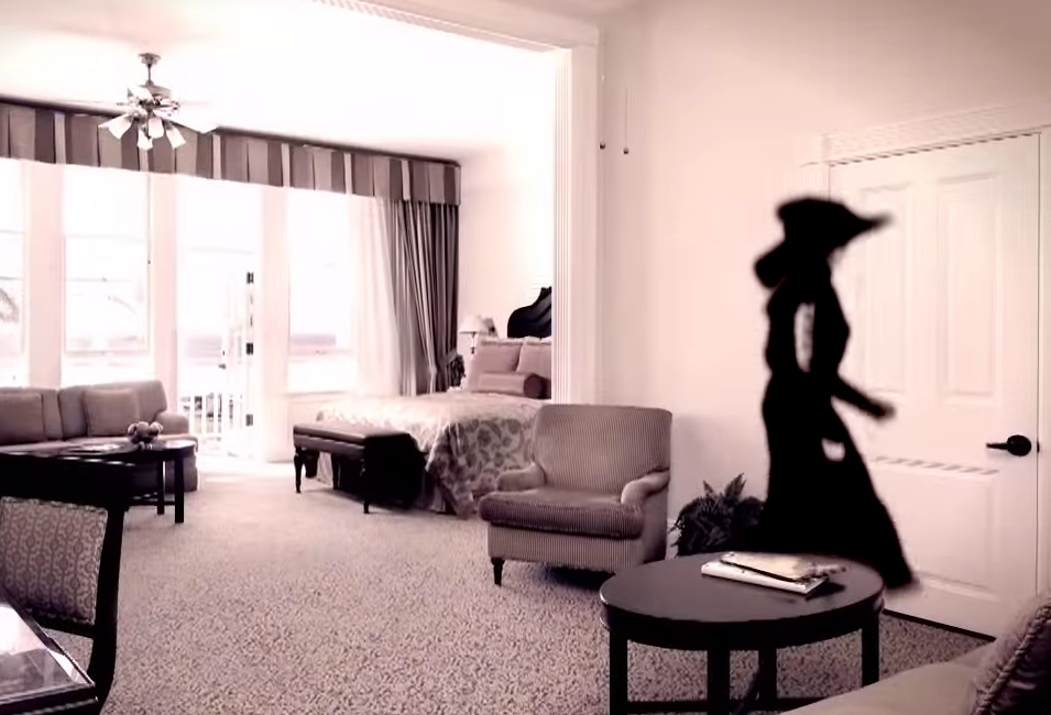 Đôi khi cánh cửa phòng đột ngột đóng mở, nhiệt độ phòng tăng giảm đột ngột. Thậm chí, có người kể rằng đã nhìn thấy hồn ma một phụ nữ ở hành lang khách sạn. Linh hồn này được cho là của người phụ nữ xấu số Kate.