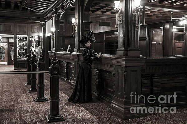 Nhiều nhân chứng kể rằng, tivi trong phòng thỉnh thoảng tự tắt, tự bật hay có những lúc nghe thấy âm thanh kỳ lạ không rõ phát ra từ đâu.