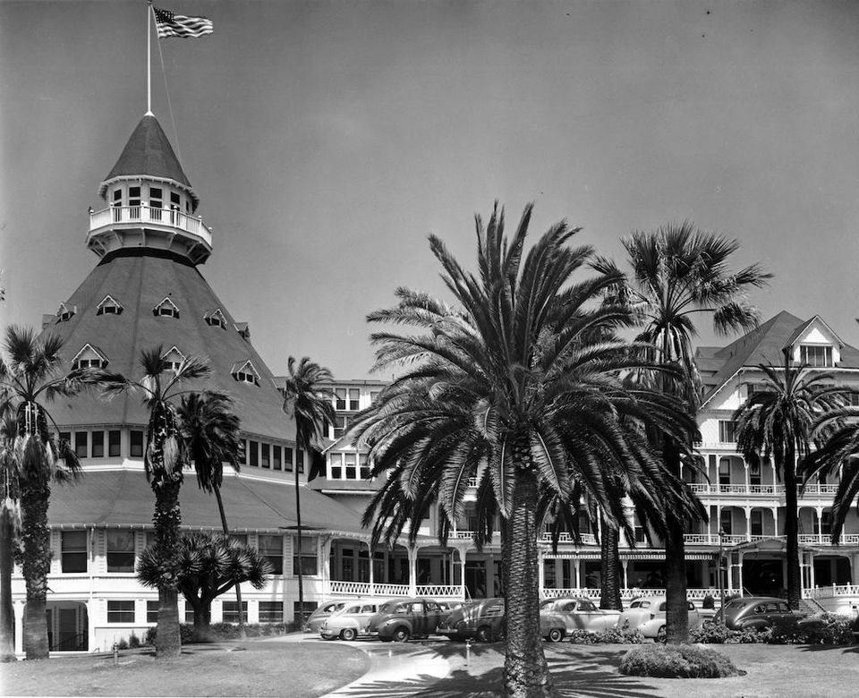 Sau 5 ngày ở khách sạn một mình, Kate tự sát bằng súng trong phòng. Trước cái chết của cô, cảnh sát tìm kiếm thông tin để báo tin về cho gia đình.