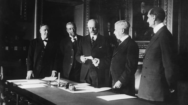 Để thương vụ này diễn ra thành công, Mỹ và Đan Mạch tiến hành đàm phán về 3 hòn đảo trên trong gần 50 năm trước khi chính thức chuyển giao vào năm 1917.