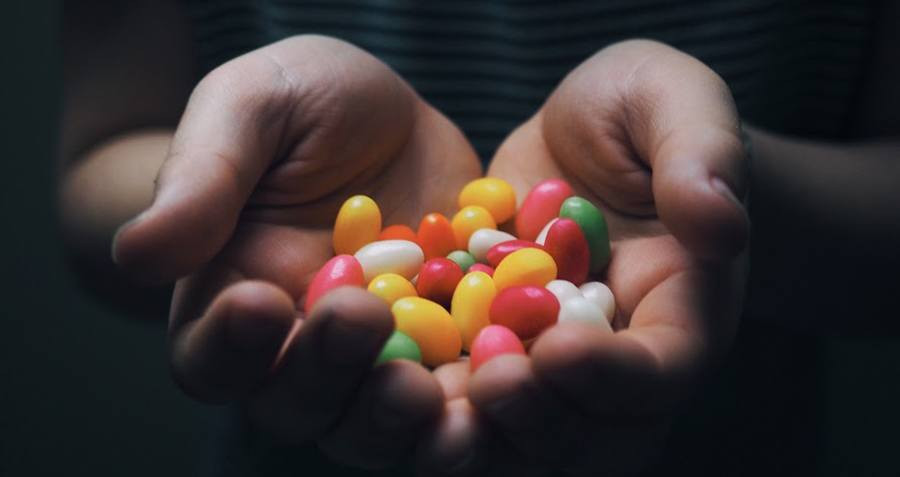 Kế đến, chúng dụ dỗ 2 anh em nhà Ross lên xe của ngựa bằng cách nói rằng sẽ mua cho các em nhiều kẹo và pháo hoa.