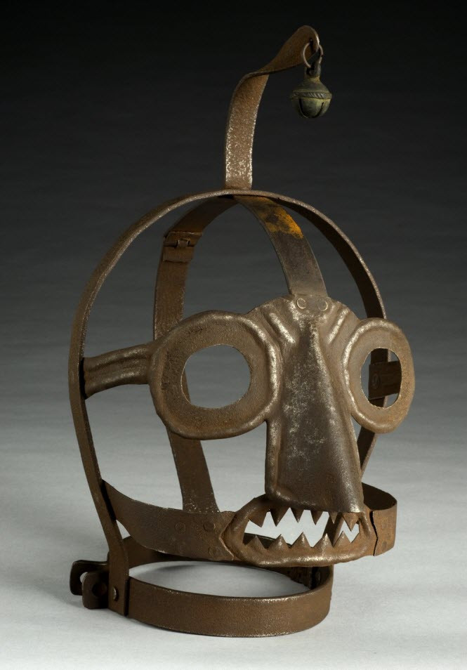 Vào thời Trung cổ, người ta quan niệm phụ nữ nói quá nhiều bị nghi ngờ là phù thủy đang niệm thần chú ma thuật gây nguy hiểm cho người khác.