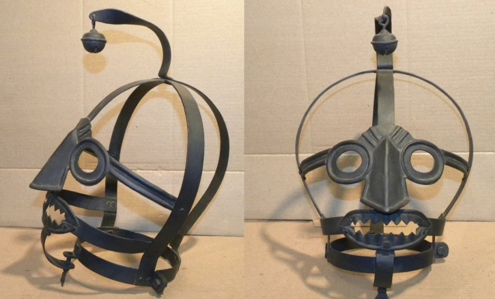 Đôi khi những người phụ nữ đội Scold's Bridle trên đầu còn bị dắt đi dọc các con phố.