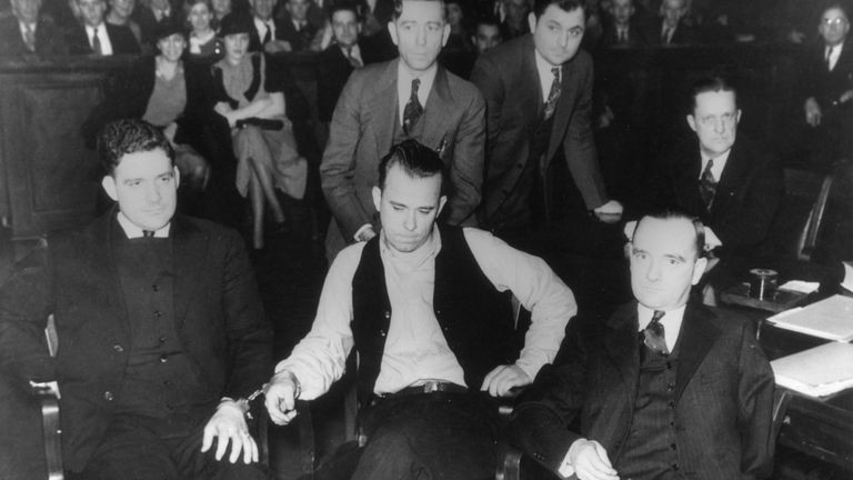 Để trốn sự truy lùng gắt gao của cảnh sát, Dillinger còn phẫu thuật thẩm mỹ vào tháng 5/1934. Dù vậy, bằng các nghiệp vụ, FBI đã phát hiện tung tích của Dillinger và tổ chức truy bắt y vào ngày 22/7/1934 khi gã ở rạp Biograph, Chicago.