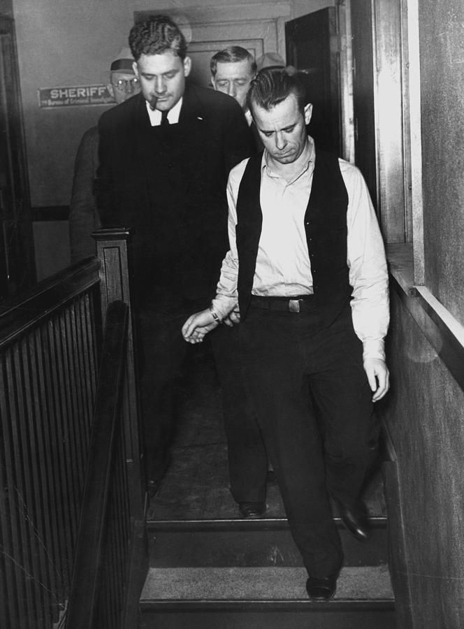 Trong cuộc đọ súng với cảnh sát, Dillinger bị trúng 1 phát chí mạng ở cổ nên tử vong ngay tại hiện trường. 3 ngày sau, gã tội phạm khét tiếng được chôn cất tại nghĩa trang Crown Hill ở Indiana.