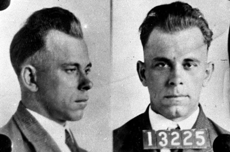 Theo thông tin từ FBI, tên cướp ngân hàng khét tiếng nhất lịch sử Mỹ John Dillinger được dư luận và giới chức trách chú ý khi gây ra một loạt vụ cướp nhà băng táo tợn trong thời gian từ năm 1933 - 1934.