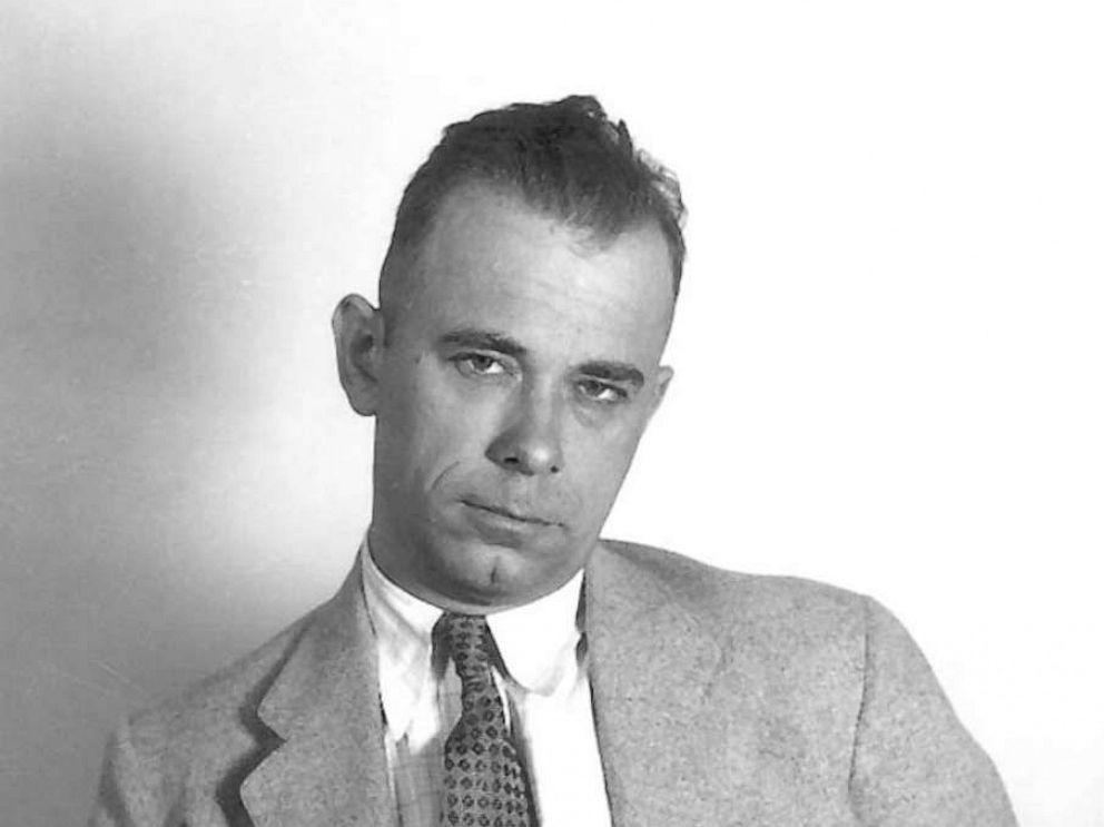 Trước khi đi cướp ngân hàng, John Dillinger đã sa ngã vào con đường phạm pháp khi có những hành vi móc túi, hành hung, cướp tiền của chủ cửa hàng tạp hóa. Theo đó, John Dillinger bị kết án tù và thi hành án tại trại cải tạo Indiana và nhà tù bang Indiana từ năm 1924 - 1933.