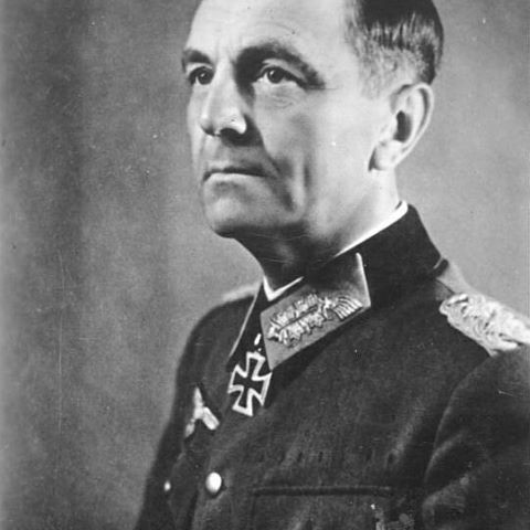 Thế nhưng, Thống chế Friedrich Paulus làm trái lệnh Hitler khi đầu hàng Liên Xô ngày 31/1/1943 để có thể sống tiếp.