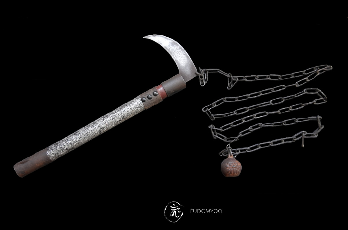Không những vậy, ninja có thể dùng quả chùy ném và khóa chặt tay, chân đối thủ rồi quật ngã đối phương xuống đất. Sau đó, ninja dùng chiếc liềm để giết kẻ thù.
