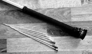 Để tiêu diệt mục tiêu, Ninja sử dụng ống thổi phi tiêu tiếp cận đối phương ở khoảng cách gần. Theo đó, Ninja có nguy cơ bị bắt ngay tại hiện trường sau khi mưu sát đối phương.