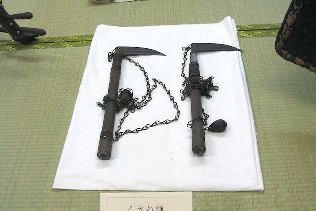 Kusarigama là vũ khí có hình dạng như một lưỡi liềm và một quả chùy nối với nhau bằng đoạn dây xích dài. Chiều dài của dây xích từ 1 - 4m.