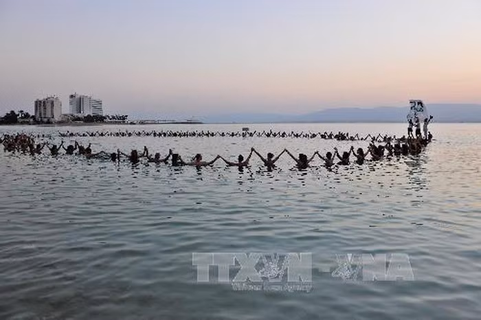 Giai ma bi an ve su hinh thanh muoi o Bien Chet