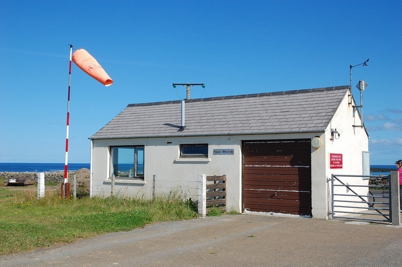 Giá vé máy bay cho mỗi khách trên chuyến bay này là 30 USD/người, không bao gồm các dịch vụ hàng không khác.