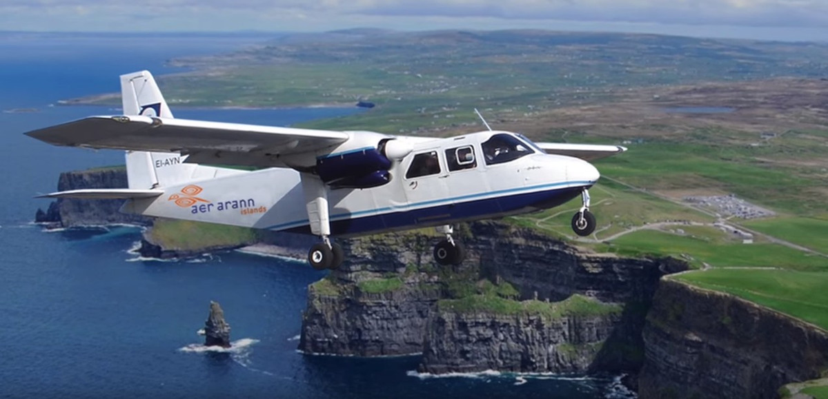 Chuyến bay đầu tiên trên đảo là vào những năm 1960. Thế nhưng, phải tới năm 2011, chuyến bay này mới trở nên phổ biến khi khách du lịch sử dụng nhiều.