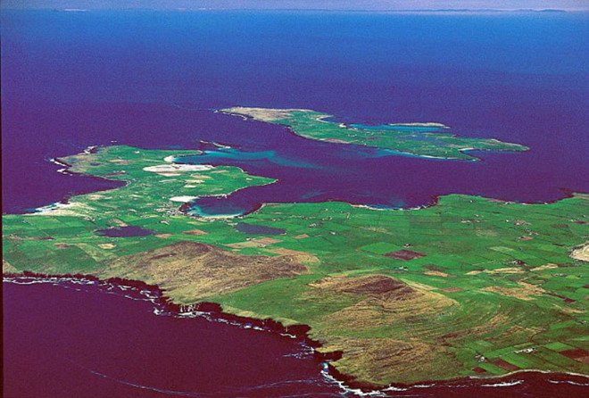 Khoảng 30% số hành khách mua vé máy bay của chuyến bay ngắn nhất thế giới là những người có liên quan đến các dịch vụ giáo dục của Hội đồng quần đảo Orkney.