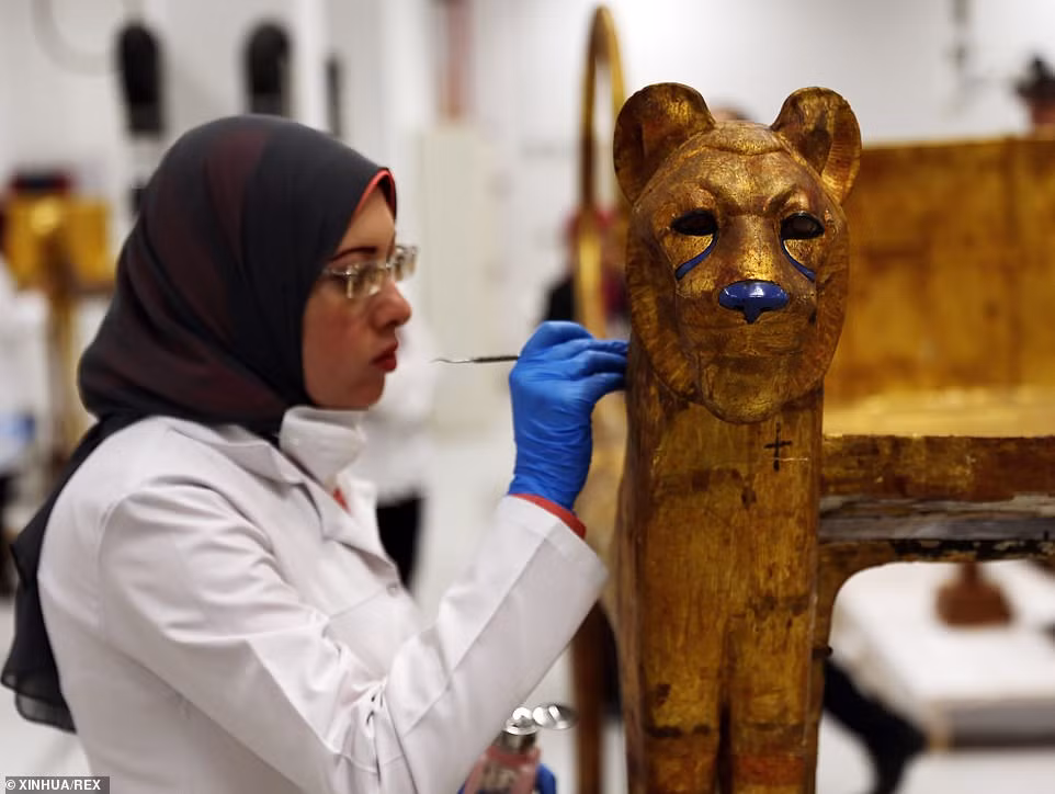 Cỗ quan tài gỗ mạ vàng đang trong quá trình phục dựng là chiếc quan tài cuối cùng trong lăng mộ sau khi các nhà chức trách chuyển hai quan tài khác của vua Tutankhamun tới Bảo tàng Ai Cập ở quảng trường Tahrir, Cairo năm 1922.