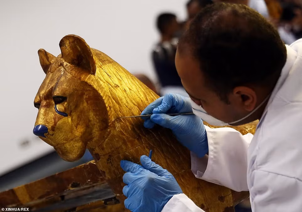 Tutankhamun là pharaoh ở Vương triều thứ 18, trị vì từ năm 1332 - 1323 trước Công nguyên. Ông qua đời khi khoảng 18 - 19 tuổi.