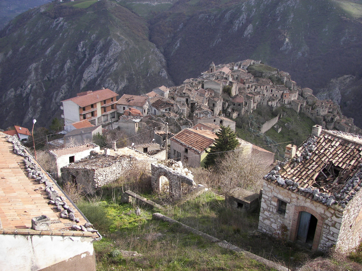 Khung cảnh vắng lặng, tĩnh mịch đến rợn người tại Romagnano al Monte.