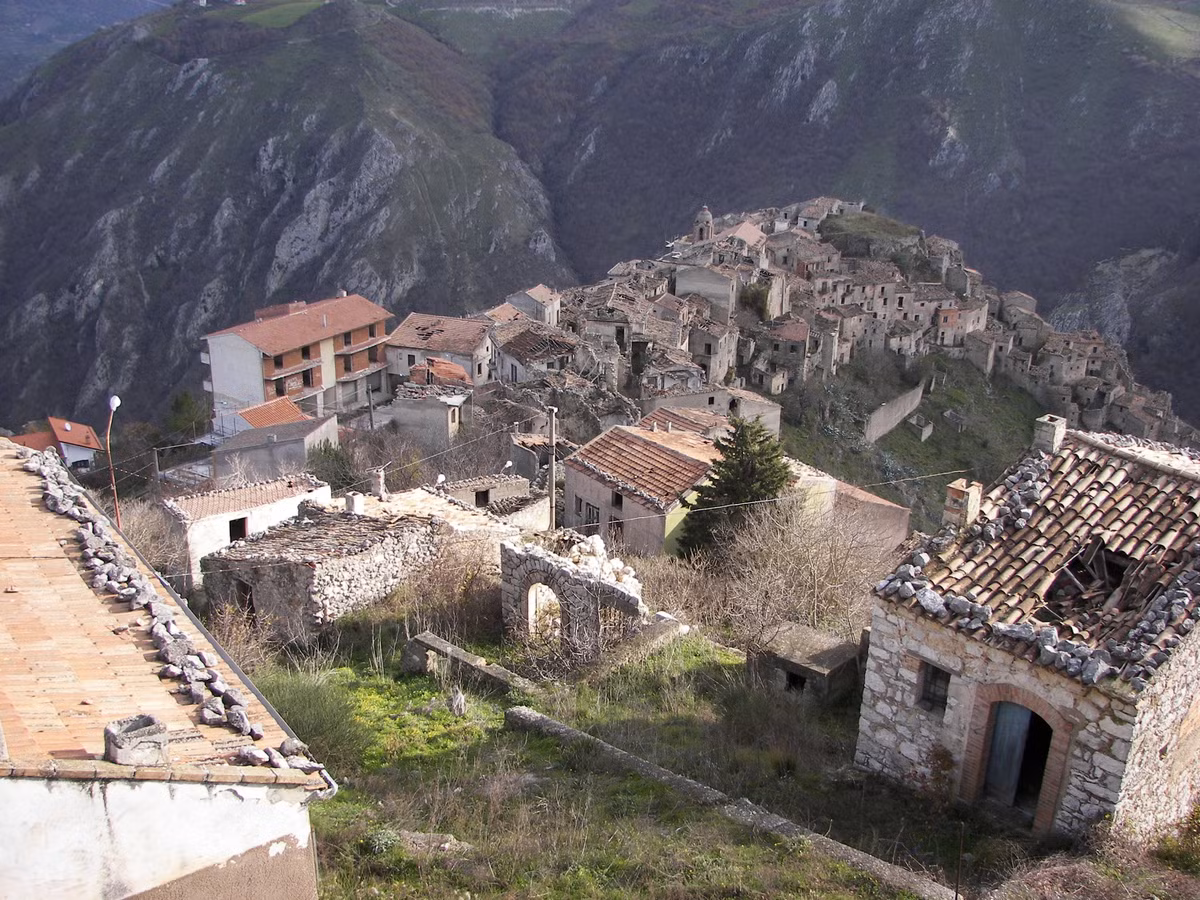 Khung cảnh vắng lặng, tĩnh mịch đến rợn người tại Romagnano al Monte.