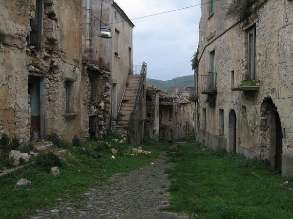 Sau gần 4 thập kỷ bỏ hoang, nhiều người khi đến "thị trấn ma" Romagnano al Monte cảm giác như lạc vào khu tàn tích thời Trung cổ.