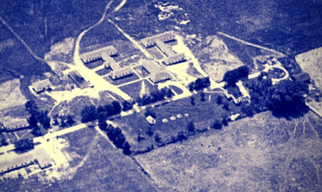 Trại X nằm trên bờ tây bắc của hồ Ontario giữa Whitby và Oshawa ở Ontario, Canada.