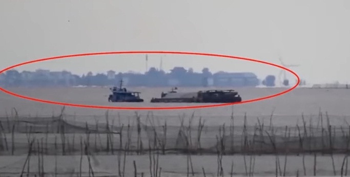 Những hình ảnh về "thành phố ma" xuất hiện một cách kỳ quái và ma mị trong lớp sương mù ở phía trên hồ nước.