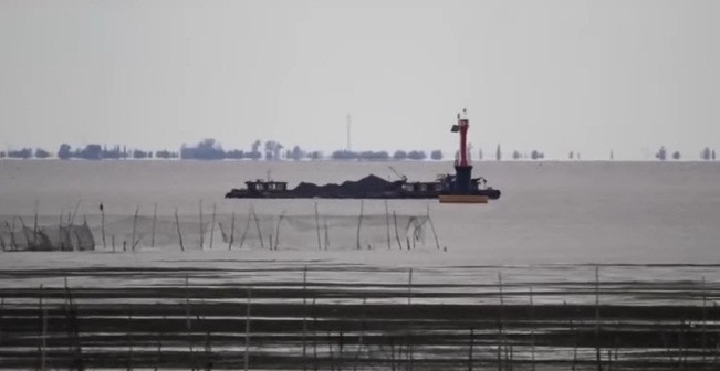 Một trong số những người chứng kiến sự việc trên là nhiếp ảnh gia Chen Kai cho biết anh phát hiện ảo ảnh "thành phố ma" sau một cơn mưa.