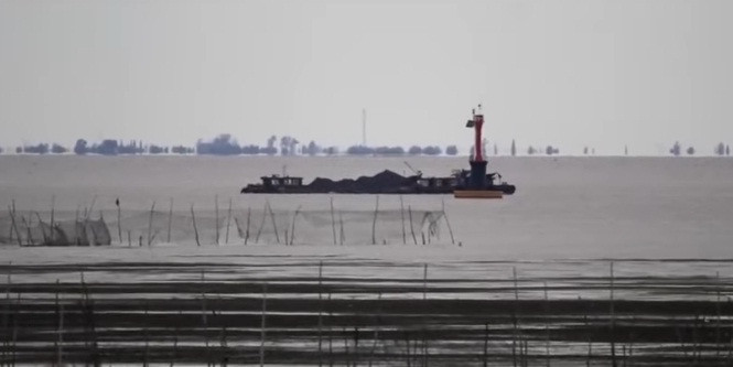 Anh Chen cho biết nhìn thấy một loạt ngôi nhà cổ của Trung Quốc, gồm cả tường thành, khu nhà dân cư và cổng tháp bát giác giữa hồ Hongze.